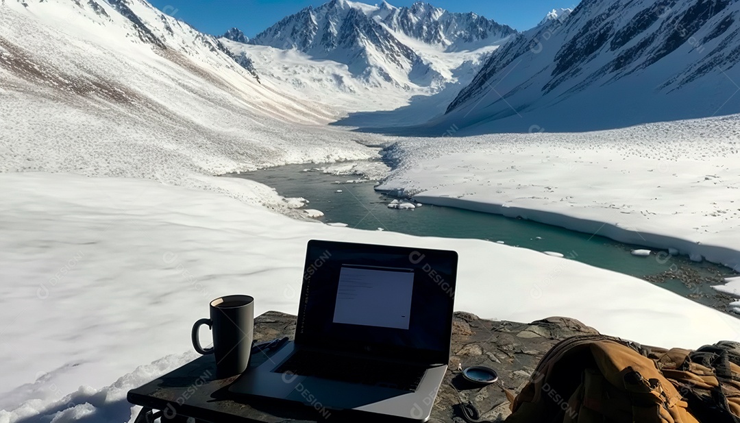 Pessoa do topo dos Alpes gelados usando um notebook.