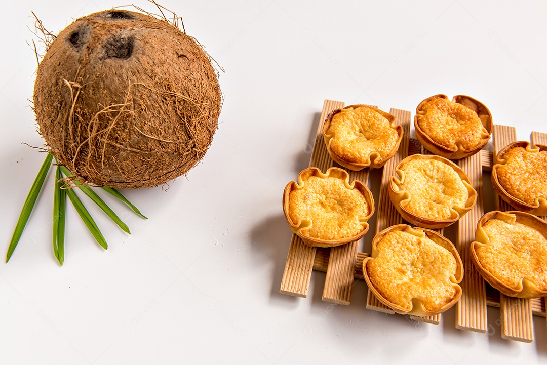 Coco e doce de coco (cocadinha) no fundo branco