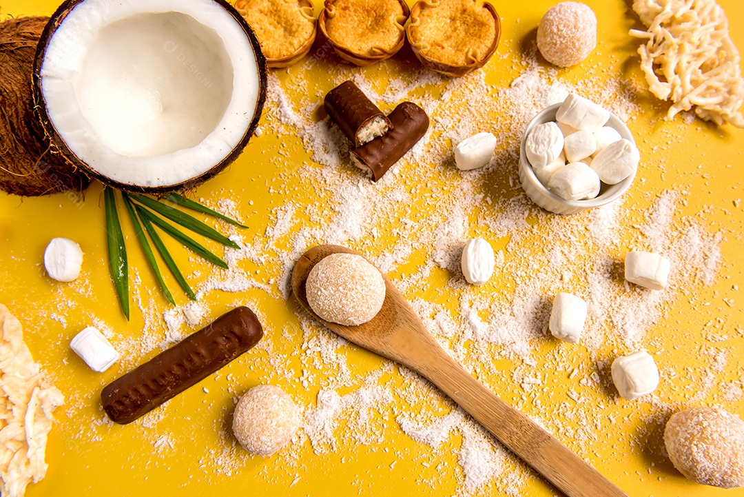 Doce de coco no fundo amarelo, cocada, coco ralado