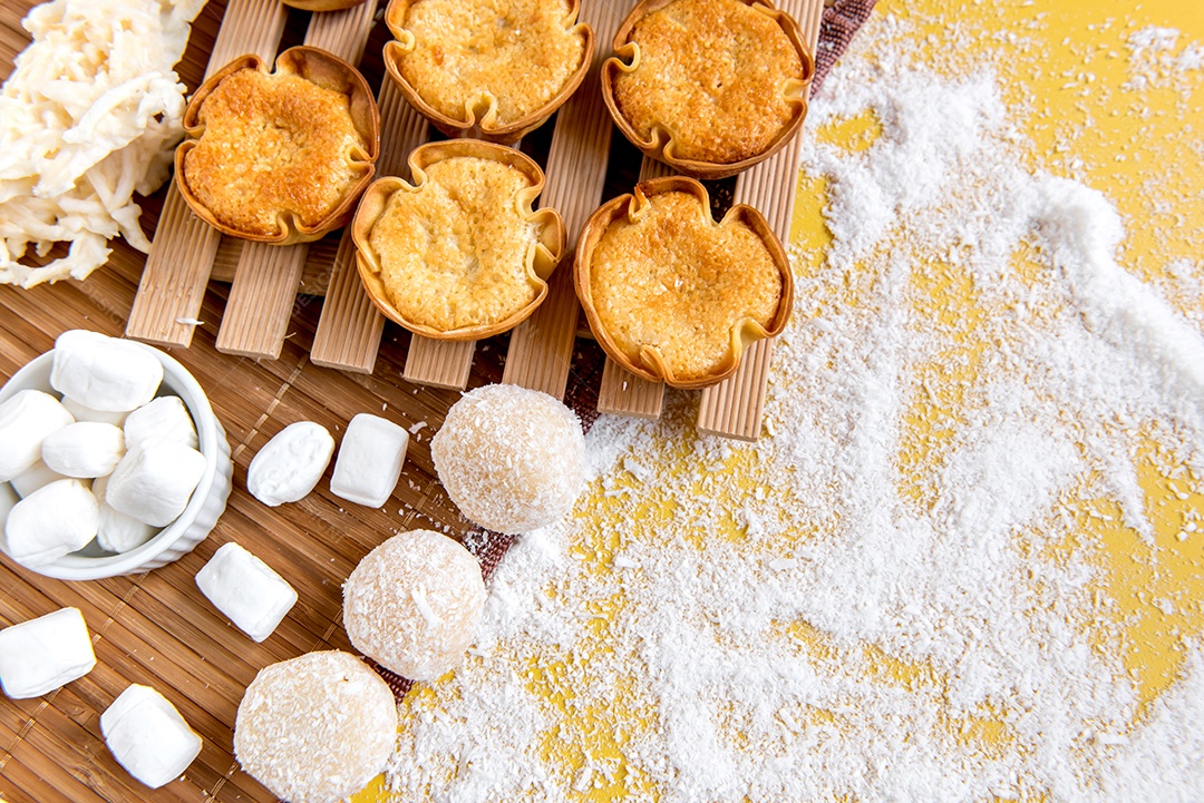 Doce de coco em fundo amarelo, doce de coco, coco ralado