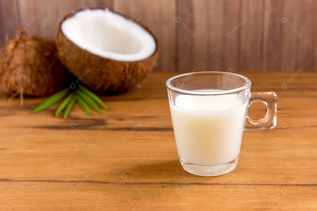 Leite de coco na mesa de madeira