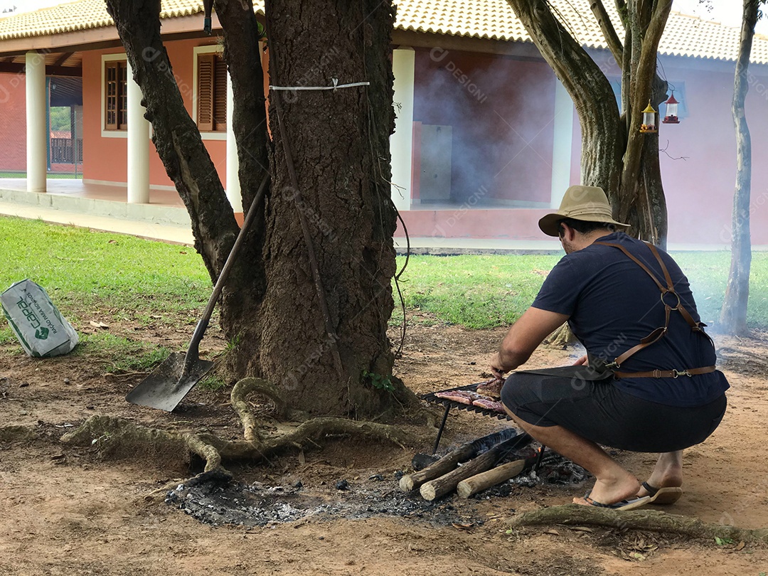 Costela de Chão. Churrasco tradicional brasileiro. Costela na brasa no campo.