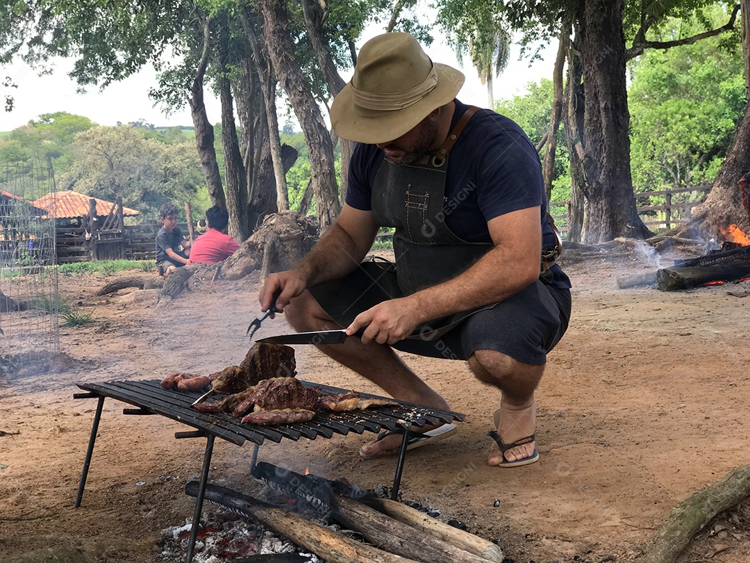 Costela de Chão. Churrasco tradicional brasileiro. Costela na brasa no campo.