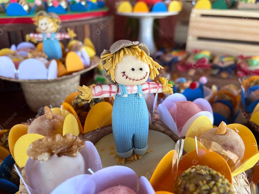 Comemoração da festa junina brasileira, tema festa junina, com doces típicos, bolo, pipoca, amendoim e paçoca em toalha de mesa de algodão