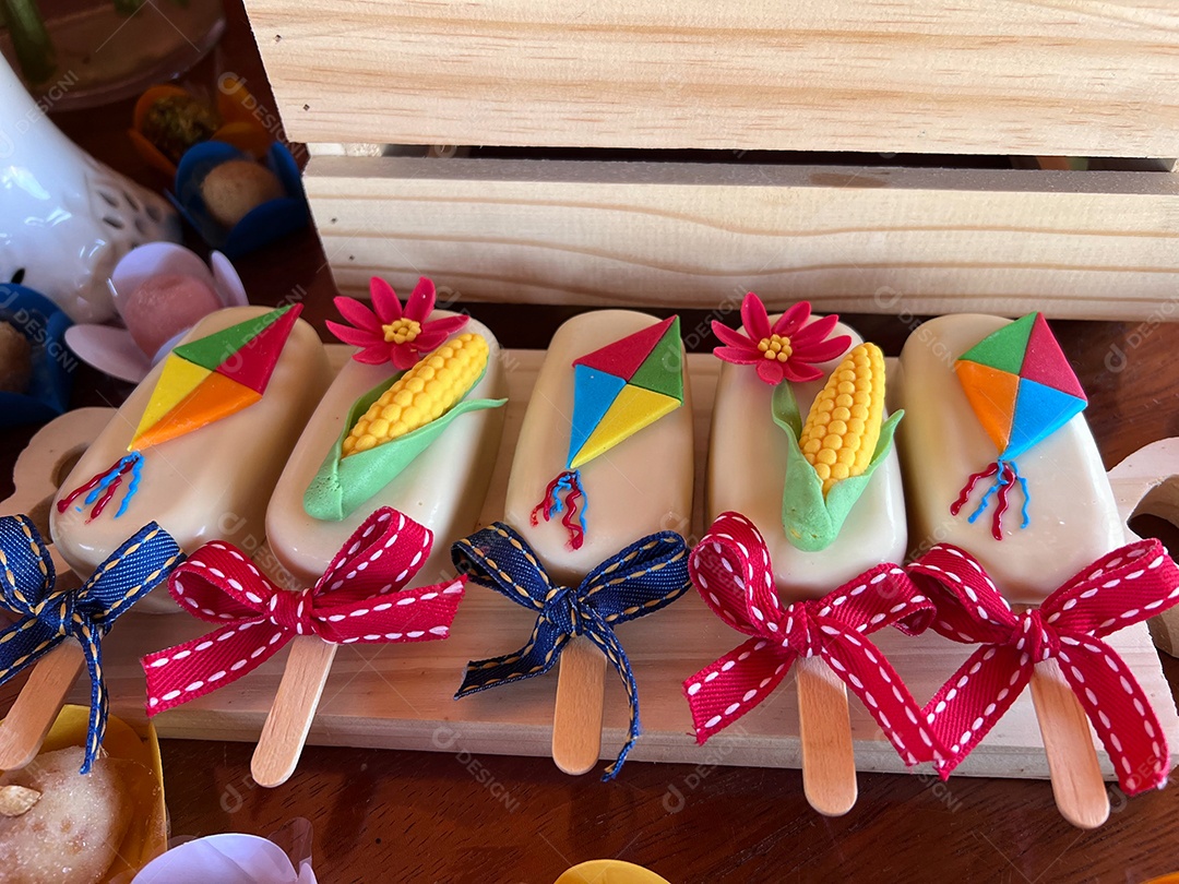 Comemoração da festa junina brasileira, tema festa junina, com doces típicos, bolo, pipoca, amendoim e paçoca em toalha de mesa de algodãof