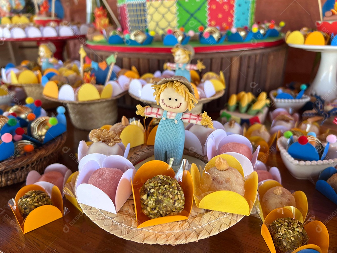 Comemoração da festa junina brasileira, tema festa junina, com doces típicos, bolo, pipoca, amendoim e paçoca em toalha de mesa de algodão