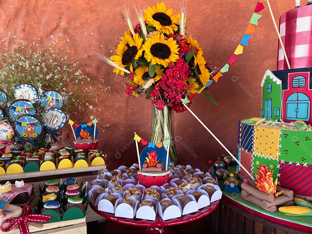 Comemoração da festa junina brasileira, tema festa junina, com doces típicos, bolo, pipoca, amendoim e paçoca em toalha de mesa de algodão