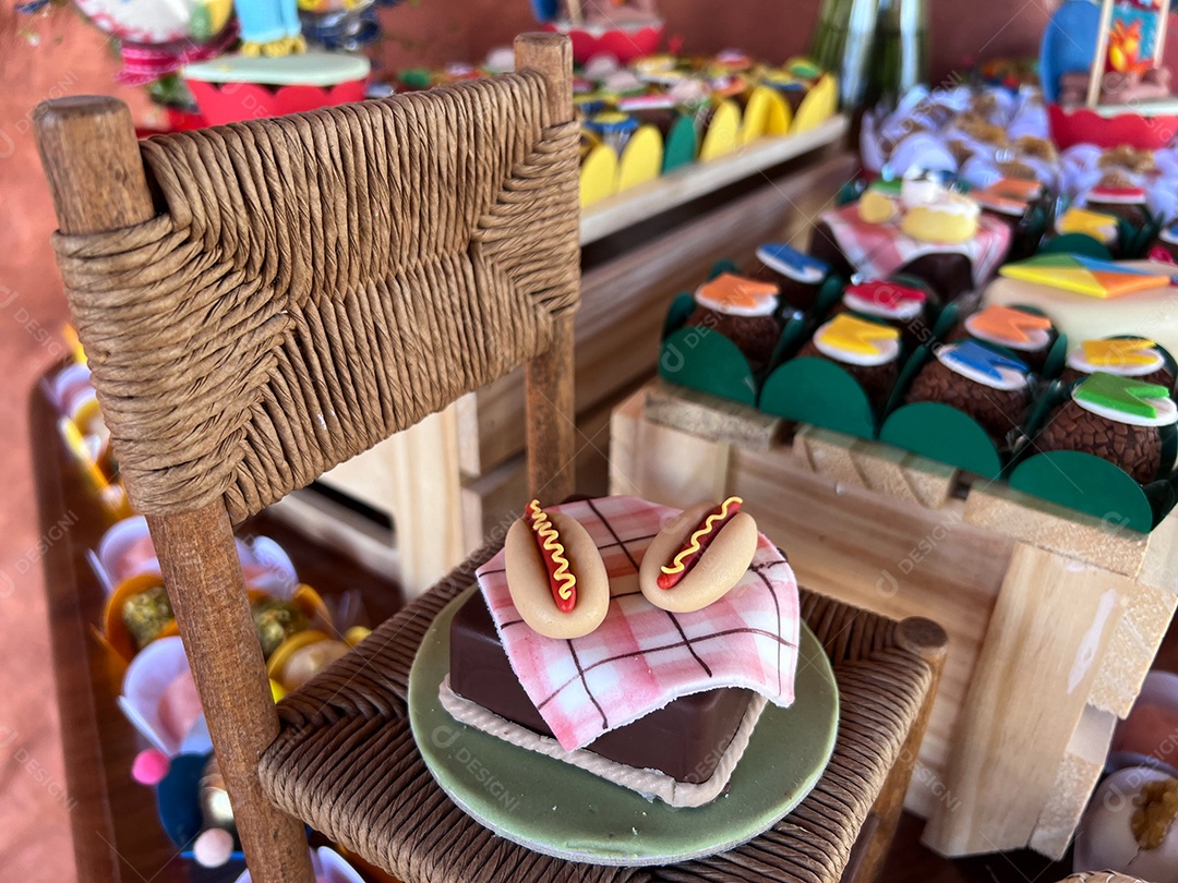 Comemoração da festa junina brasileira, tema festa junina, com doces típicos, bolo, pipoca, amendoim e paçoca em toalha de mesa de algodão