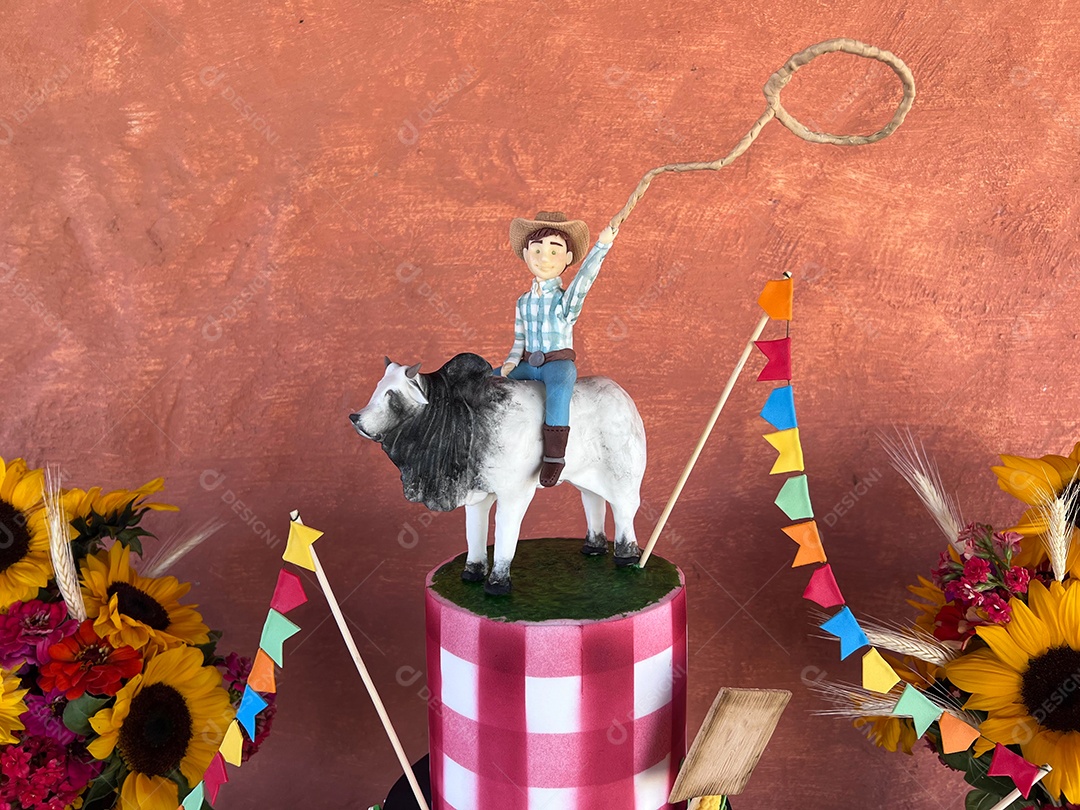 Comemoração da festa junina brasileira, tema festa junina, com doces típicos, bolo, pipoca, amendoim e paçoca em toalha de mesa de algodão