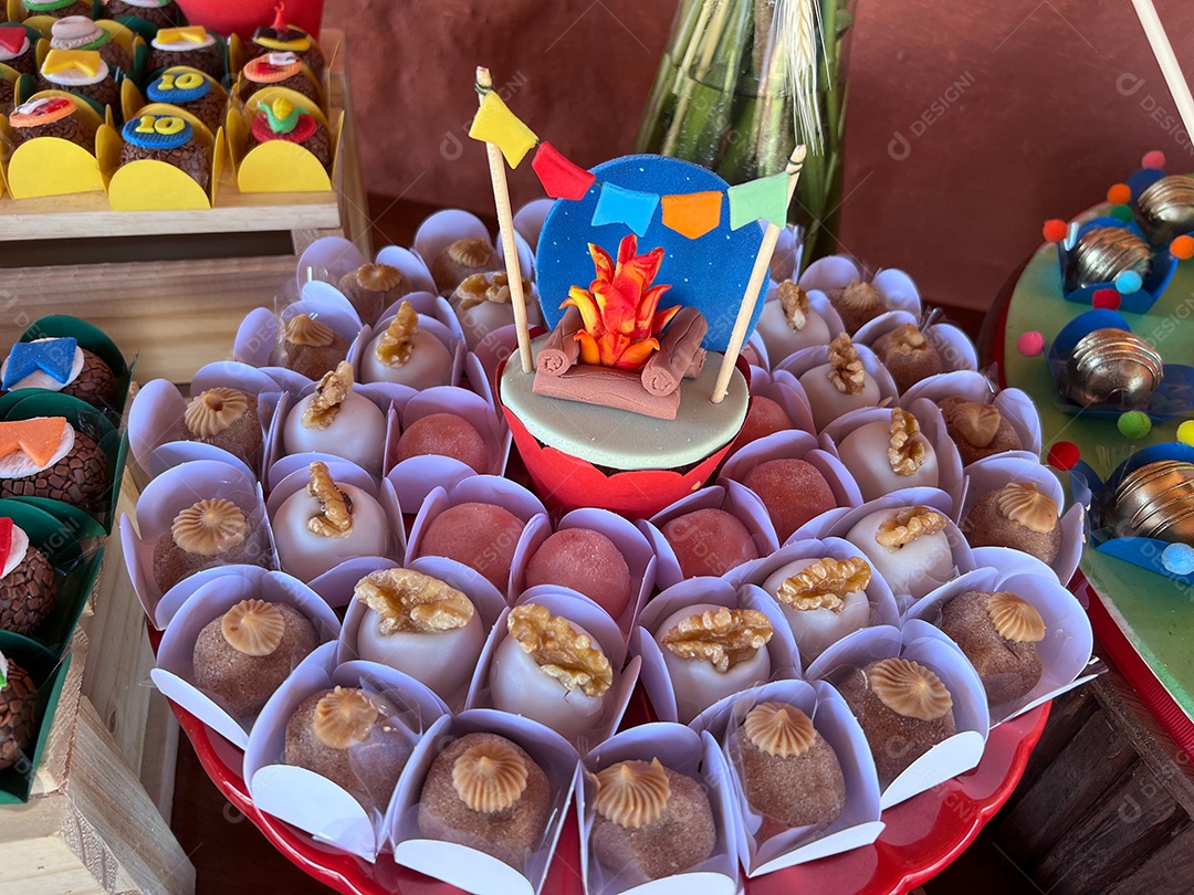 Comemoração da festa junina brasileira, tema festa junina, com doces típicos, bolo, pipoca, amendoim e paçoca em toalha de mesa de algodão