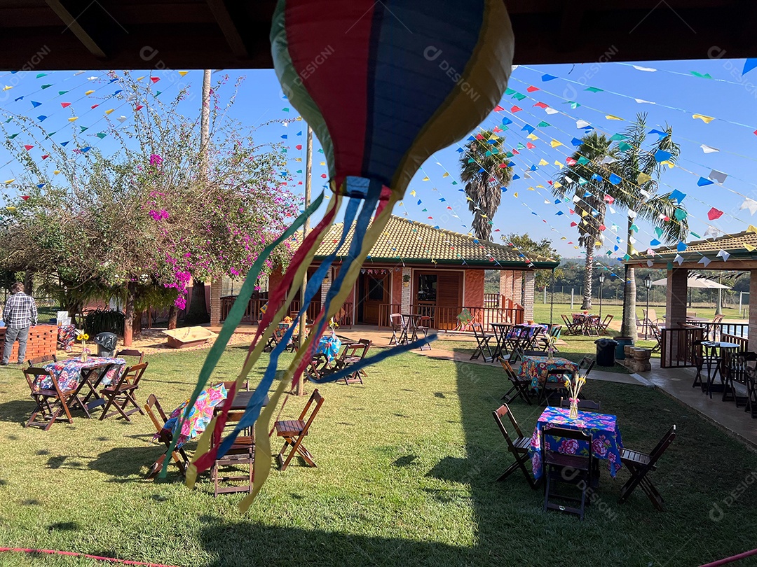 Comemoração da festa junina brasileira, tema festa junina, com doces típicos, bolo, pipoca, amendoim e paçoca em toalha de mesa de algodão