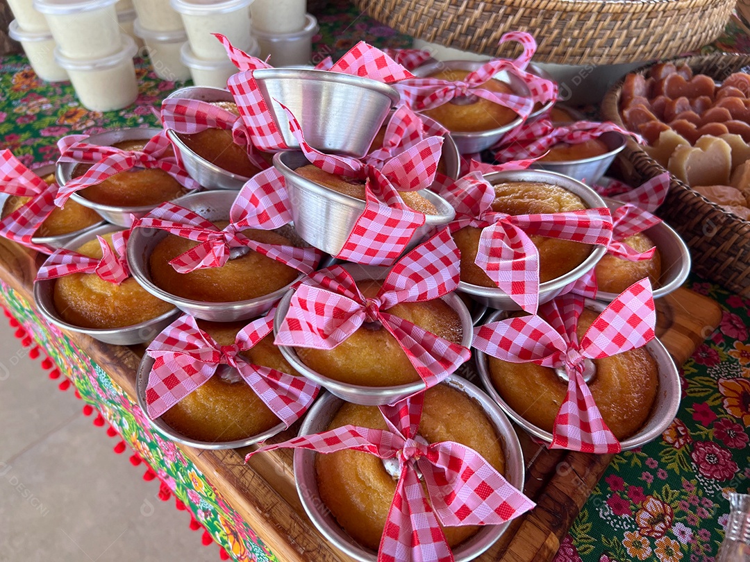 Comemoração da festa junina brasileira, tema festa junina, com doces típicos, bolo, pipoca, amendoim e paçoca em toalha de mesa de algodão