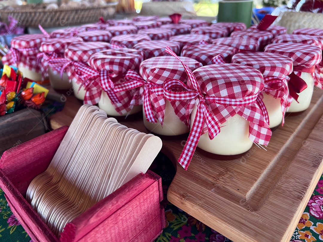 Comemoração da festa junina brasileira, tema festa junina, com doces típicos, bolo, pipoca, amendoim e paçoca em toalha de mesa de algodão