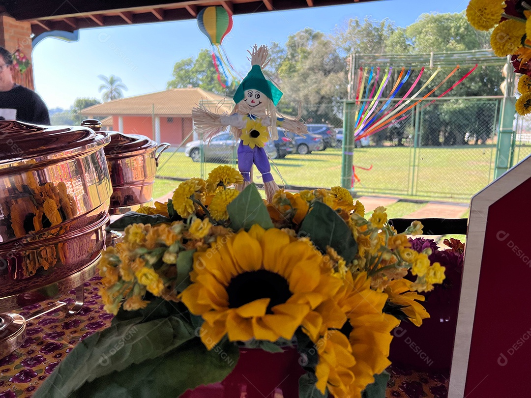 Comemoração da festa junina brasileira, tema festa junina, com doces típicos, bolo, pipoca, amendoim e paçoca em toalha de mesa de algodão