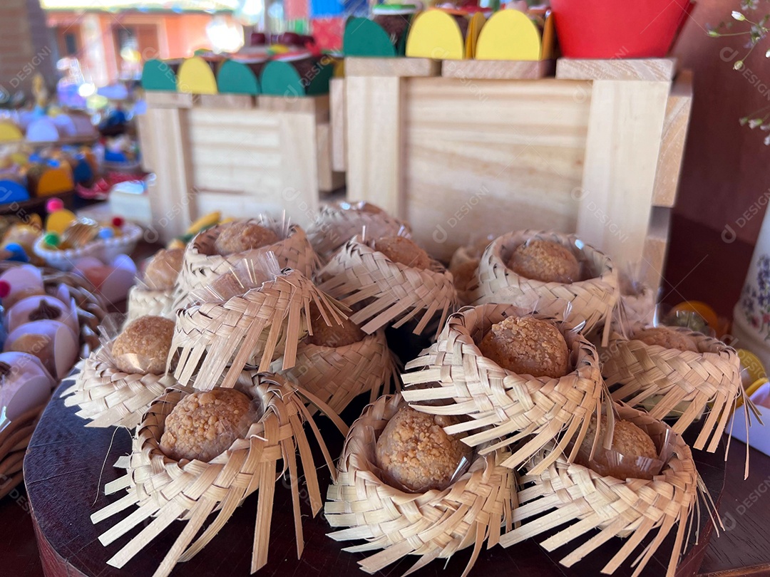 Comemoração da festa junina brasileira, tema festa junina, com doces típicos, bolo, pipoca, amendoim e paçoca em toalha de mesa de algodão
