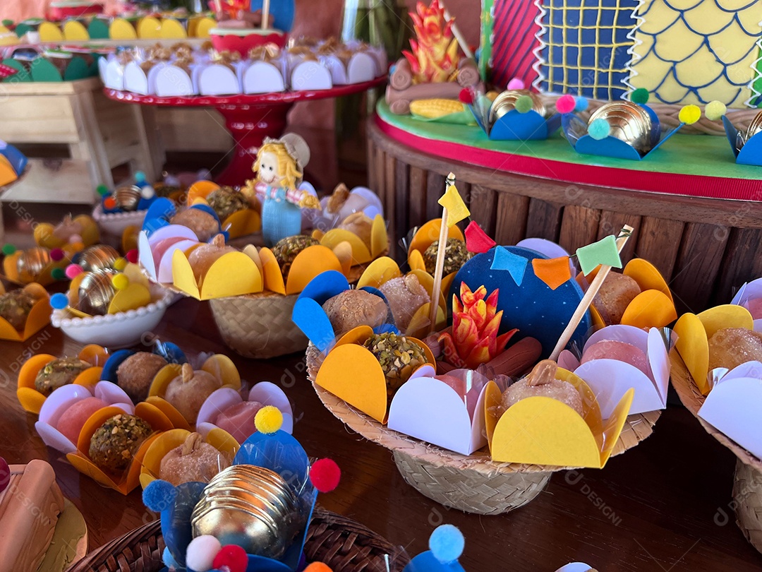 Comemoração da festa junina brasileira, tema festa junina, com doces típicos, bolo, pipoca, amendoim e paçoca em toalha de mesa de algodão