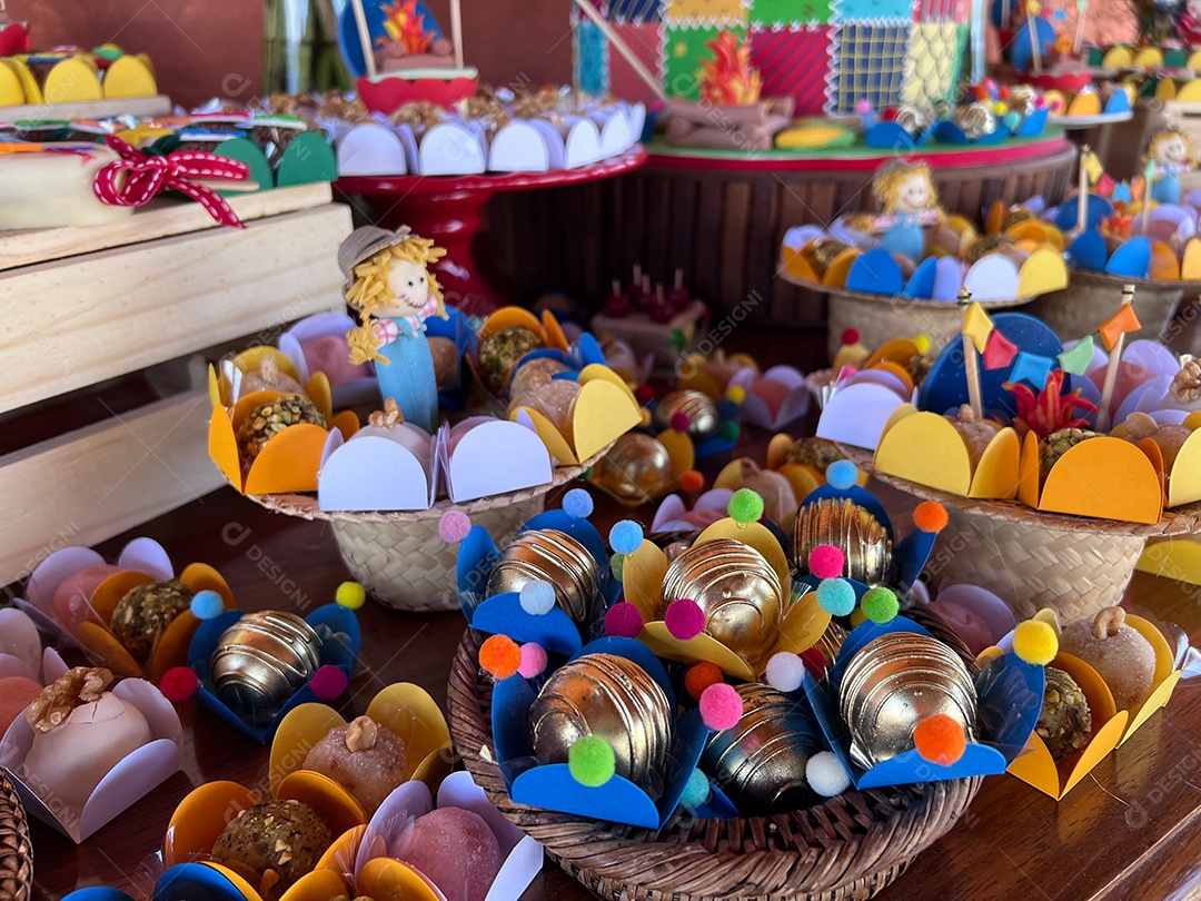 Comemoração da festa junina brasileira, tema festa junina, com doces típicos, bolo, pipoca, amendoim e paçoca em toalha de mesa de algodão