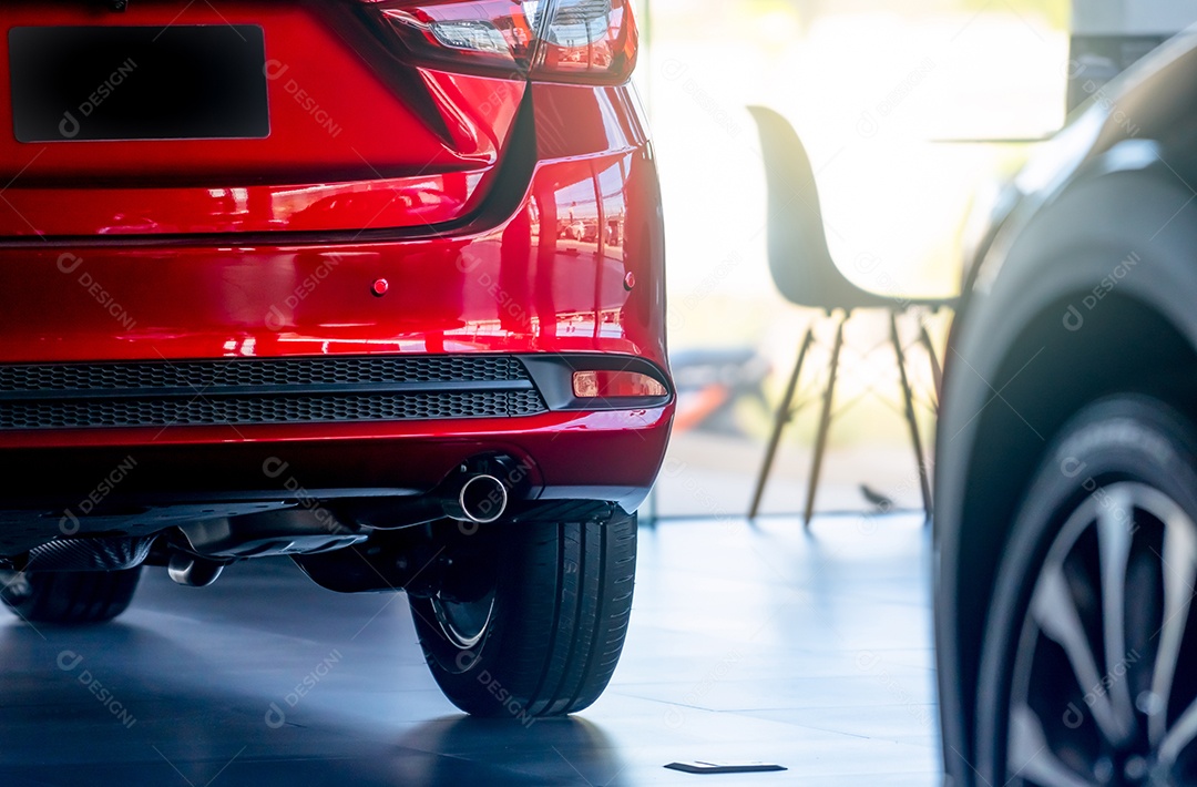 Carro retrovisor estacionado no showroom de luxo. Escritório de concessionária de automóveis.