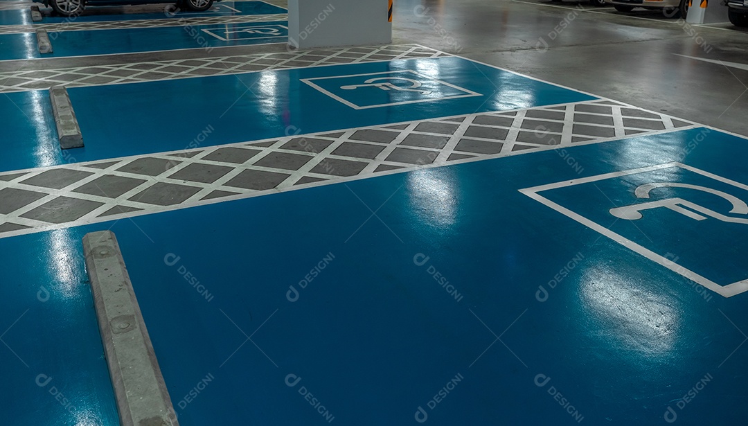 Estacionamento reservado para motorista deficiente no supermercado