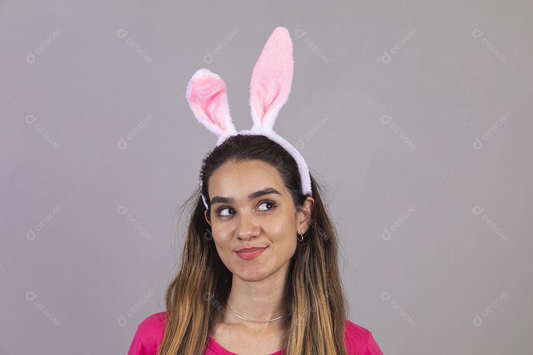 Linda menina garota usando fantasia de coelho Conceito Feliz Páscoa