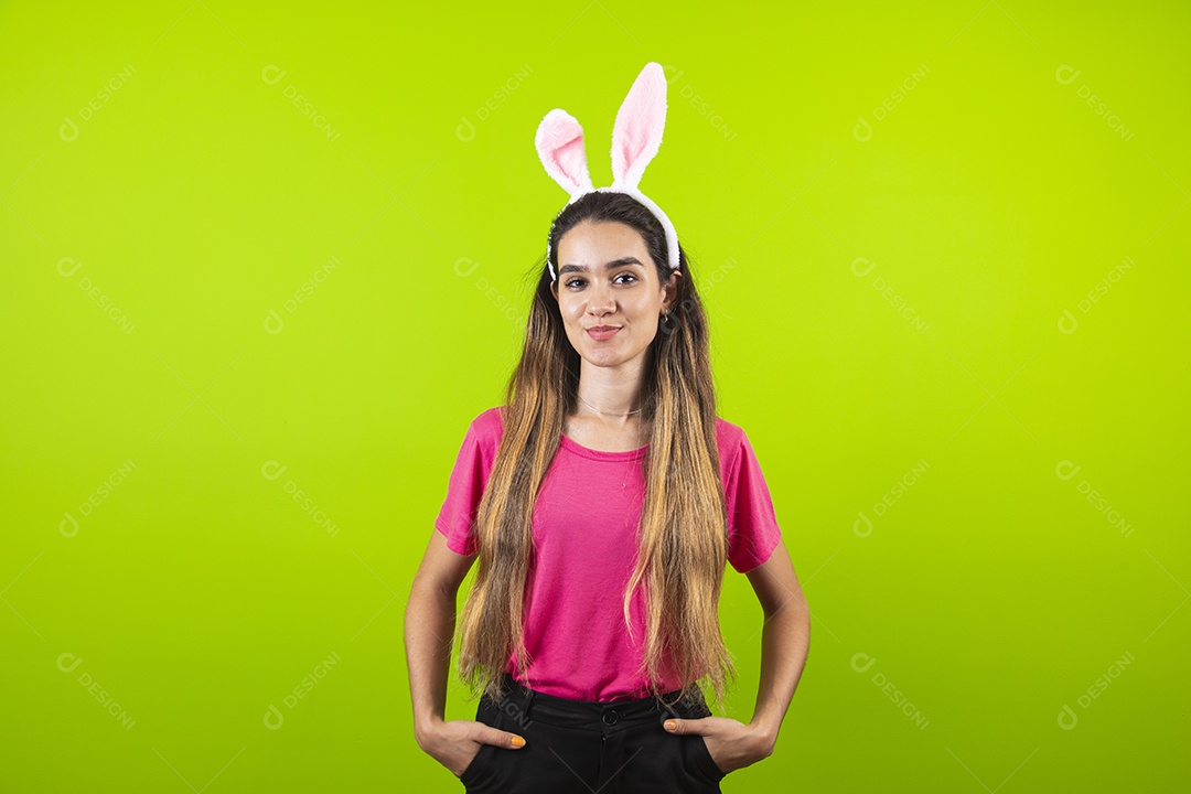 Linda menina garota usando fantasia de coelho Conceito Feliz Páscoa