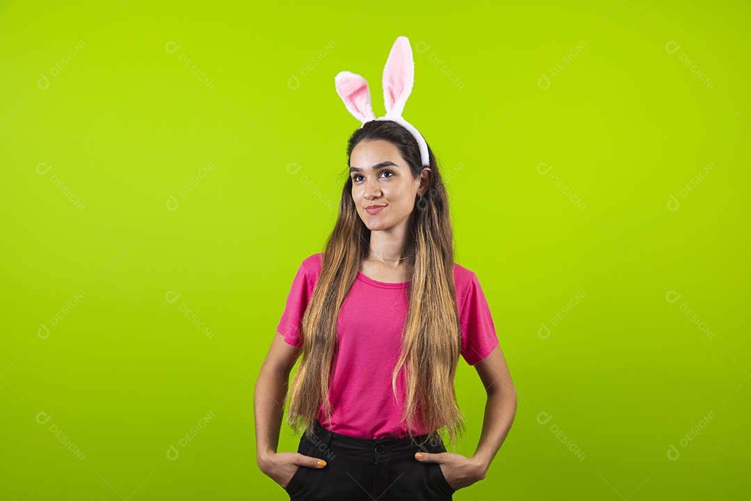 Linda menina garota usando fantasia de coelho Conceito Feliz Páscoa