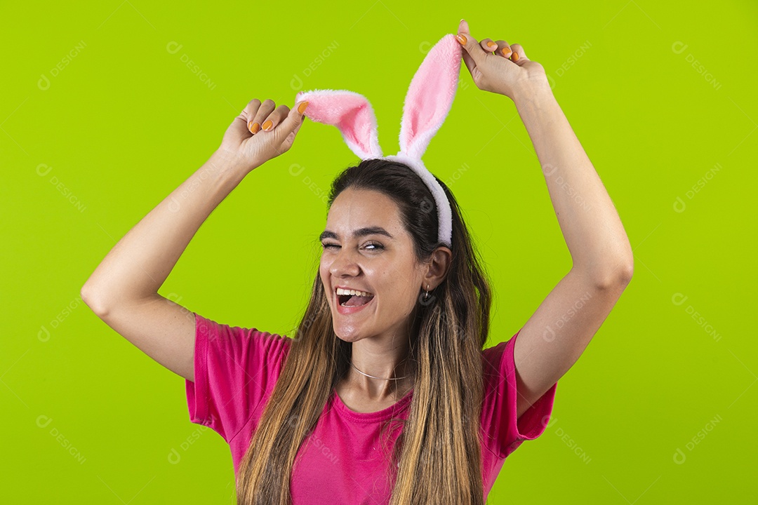 Linda menina garota usando fantasia de coelho Conceito Feliz Páscoa