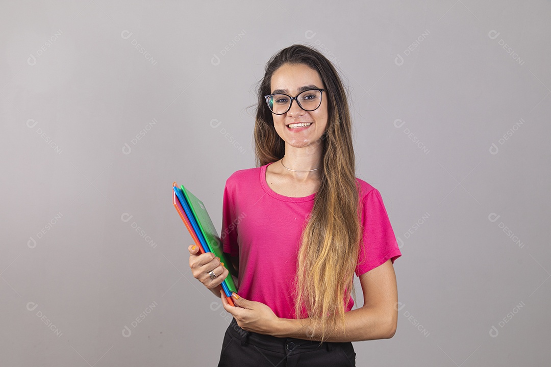 Linda mulher estudante jovem sobre fundo isolado