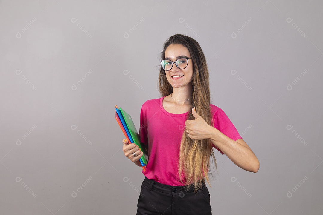 Linda mulher estudante jovem sobre fundo isolado