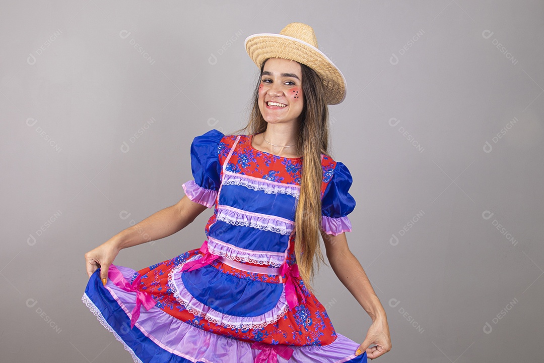 Linda mulher jovem usando fantasias de festa juninas