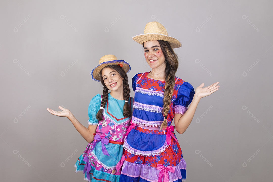 Lindas mulheres jovens usando fantasias de festa juninas