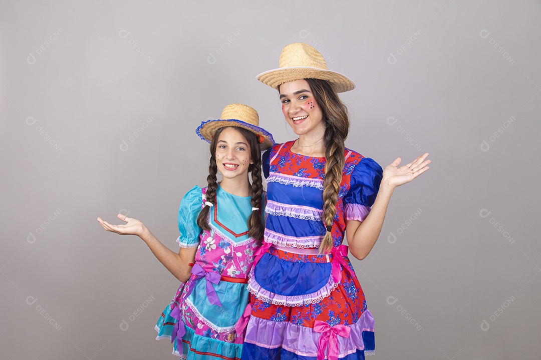 Lindas mulheres jovens usando fantasias de festa juninas