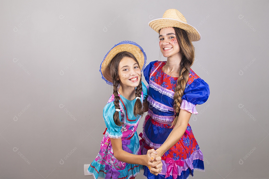 Lindas mulheres jovens usando fantasias de festa juninas