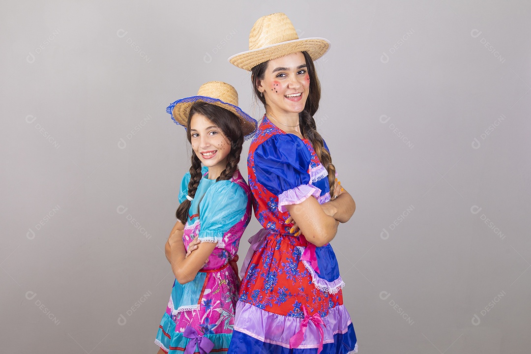 Lindas mulheres jovens usando fantasias de festa juninas