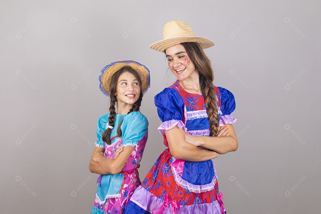 Lindas mulheres jovens usando fantasias de festa juninas