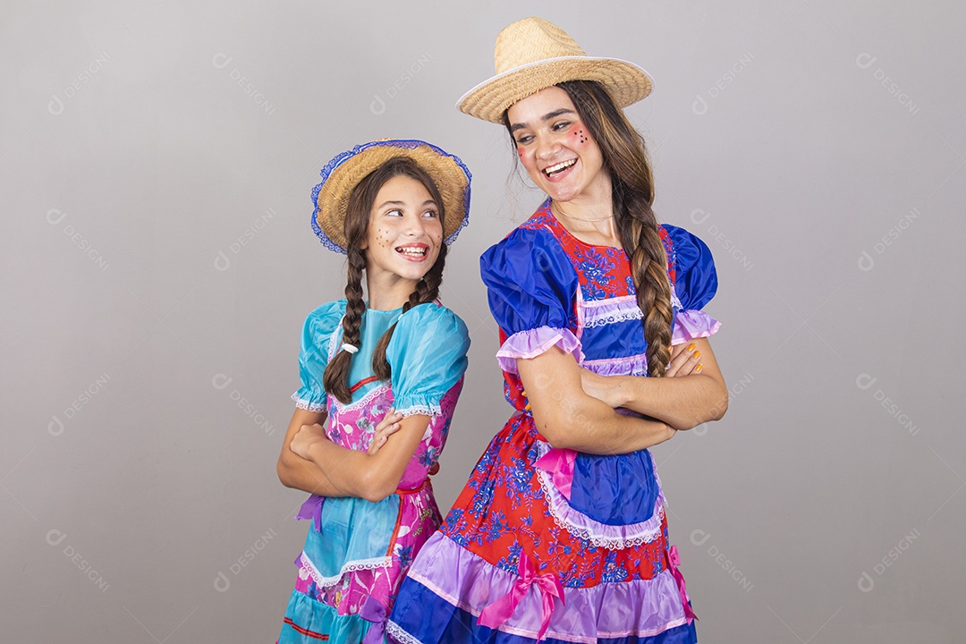 Lindas mulheres jovens usando fantasias de festa juninas