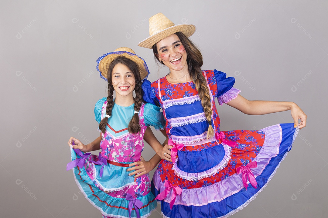 Lindas mulheres jovens usando fantasias de festa juninas