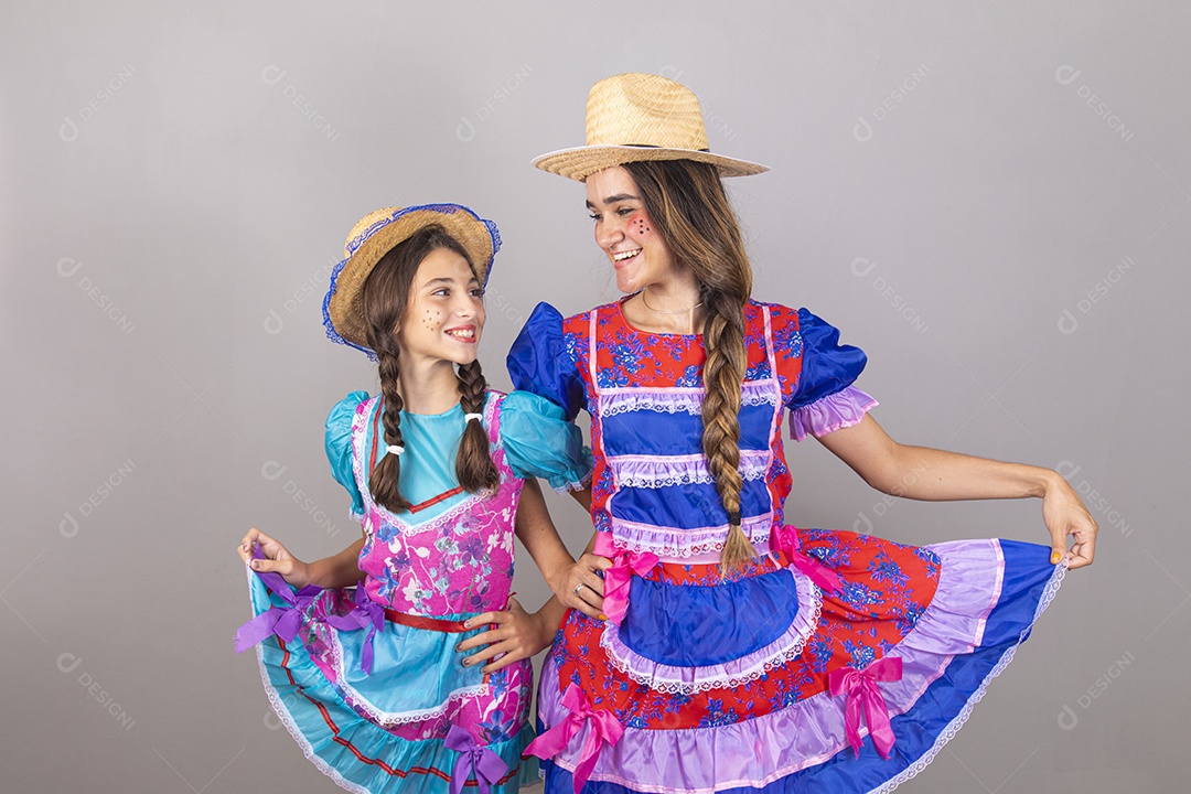 Lindas mulheres jovens usando fantasias de festa juninas