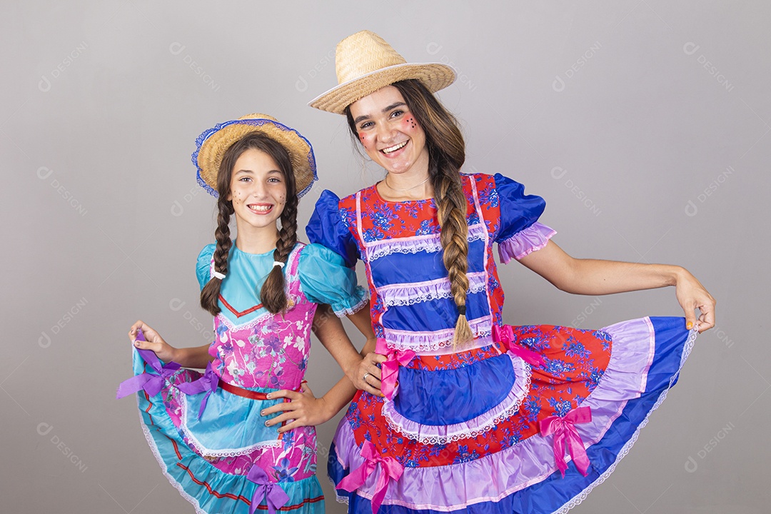 Lindas mulheres jovens usando fantasias de festa juninas