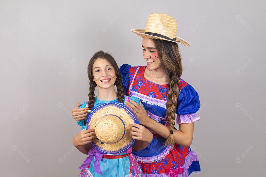 Lindas mulheres jovens usando fantasias de festa juninas