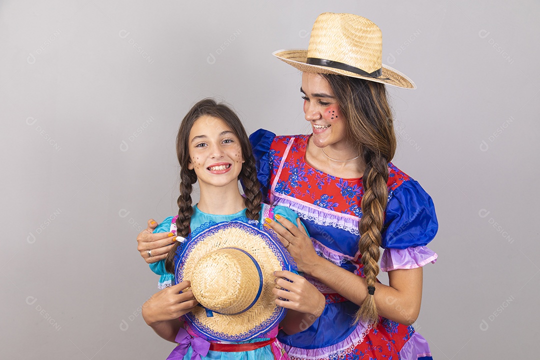 Lindas mulheres jovens usando fantasias de festa juninas