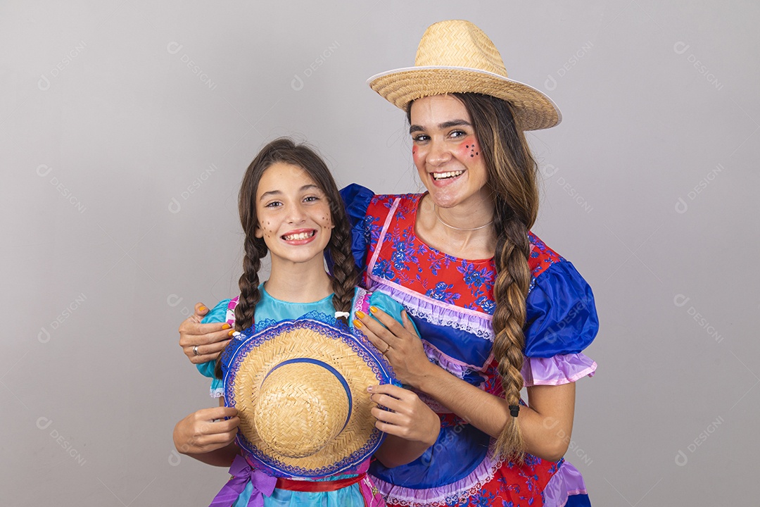 Lindas mulheres jovens usando fantasias de festa juninas