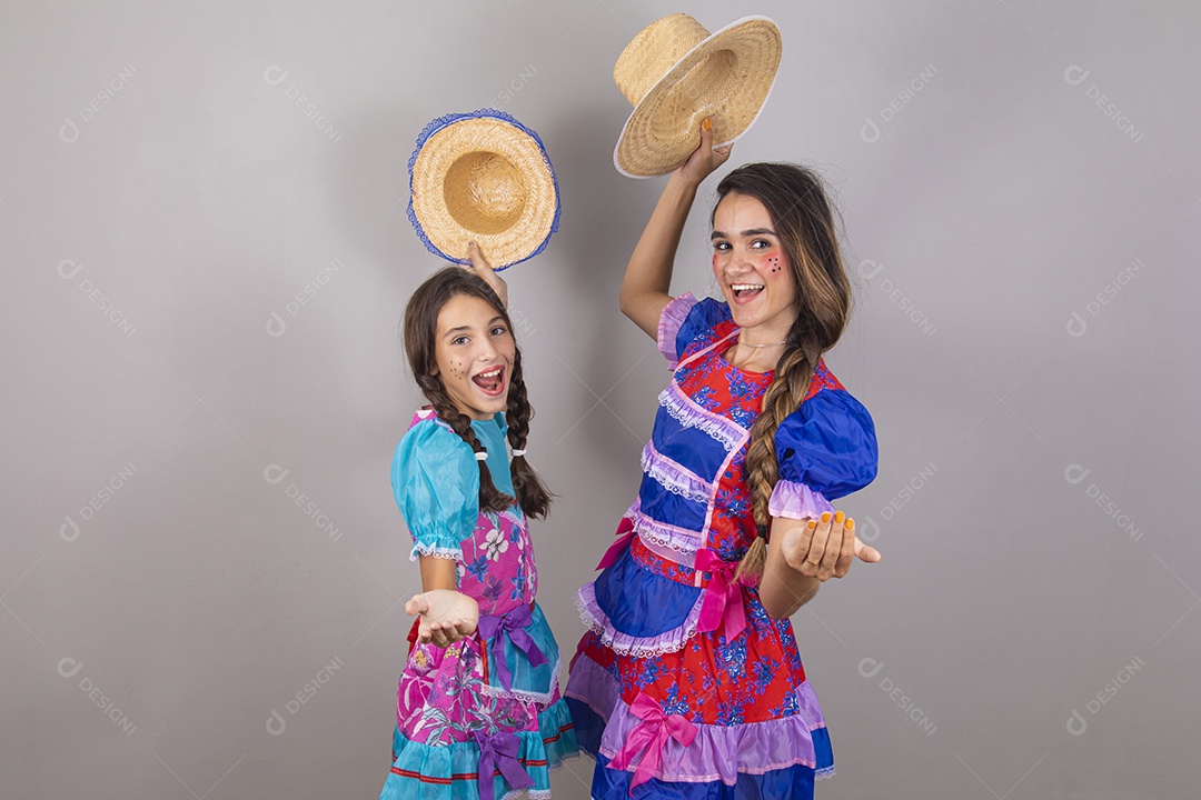 Lindas mulheres jovens usando fantasias de festa juninas