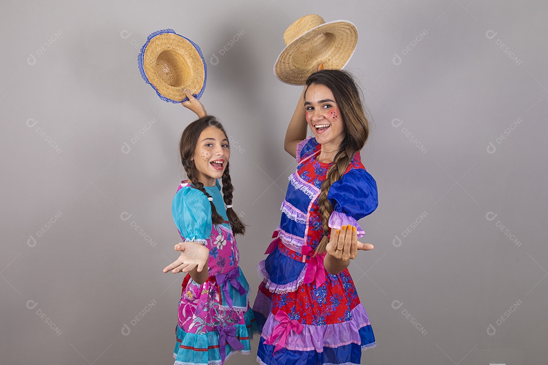 Lindas mulheres jovens usando fantasias de festa juninas