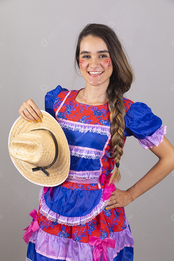 Linda mulher jovem usando fantasias de festa juninas