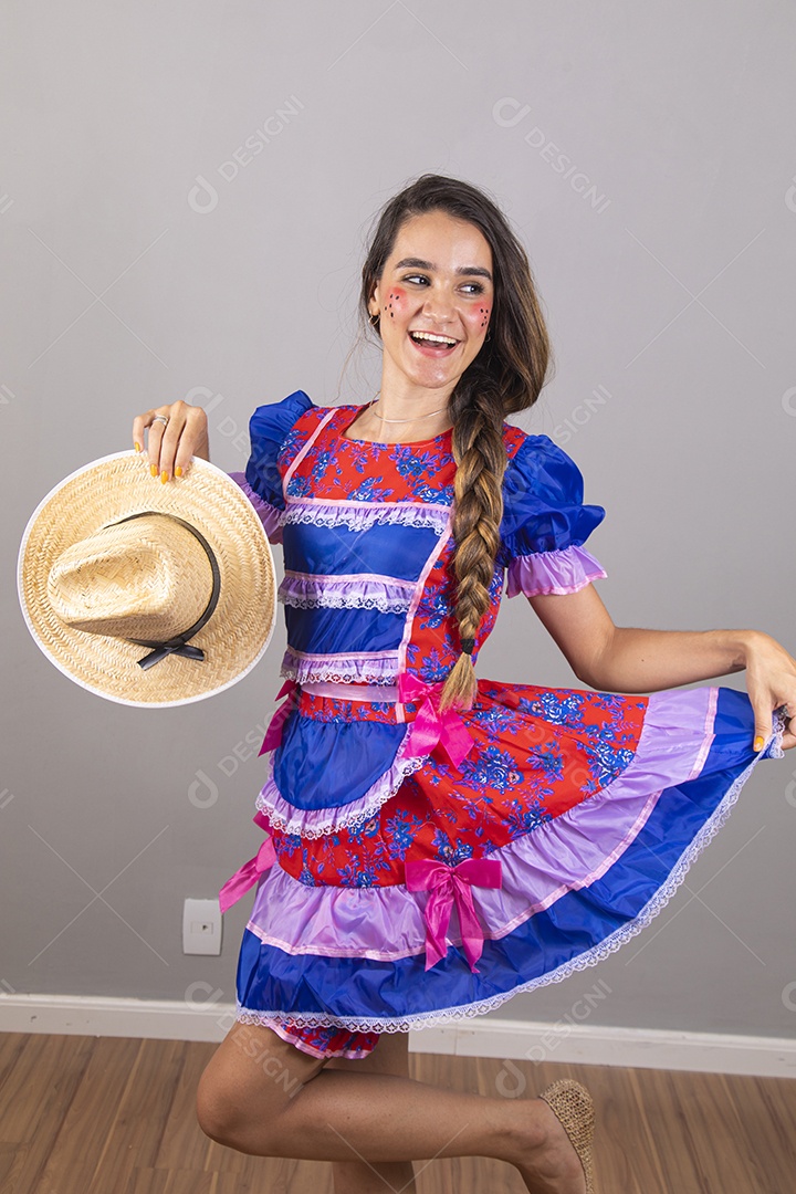 Linda mulher jovem usando fantasias de festa juninas