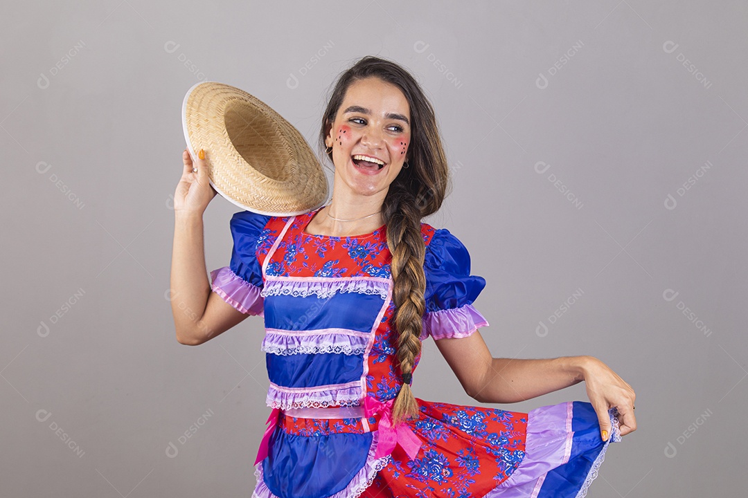 Linda mulher jovem usando fantasias de festa juninas