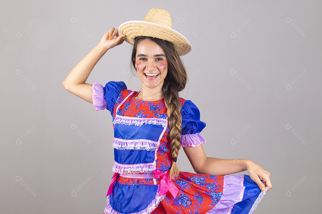 Linda mulher jovem usando fantasias de festa juninas