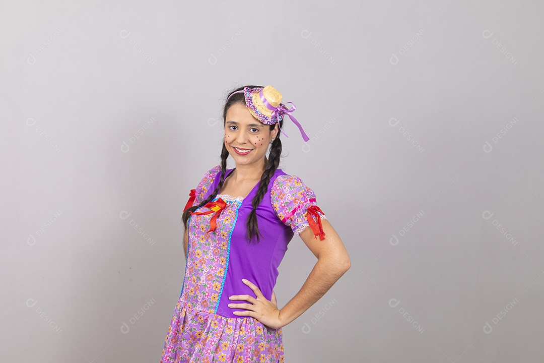 Linda mulher jovem usando fantasias de festa juninas