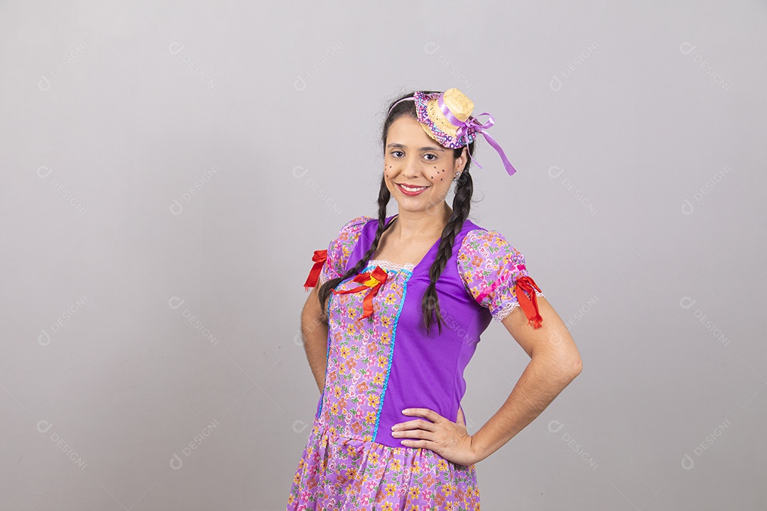 Linda mulher jovem usando fantasias de festa juninas